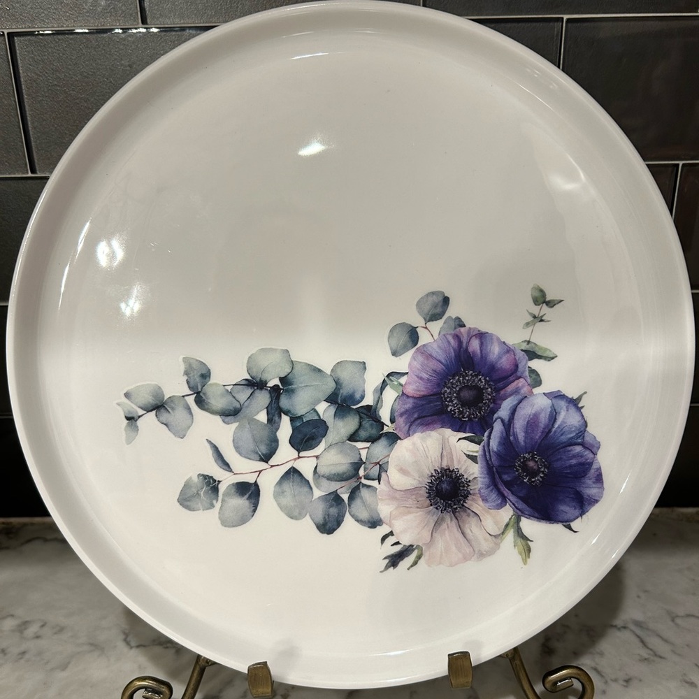 Set of three porcelain plates